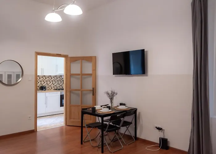 Cozy Apartment In Akacfa Street